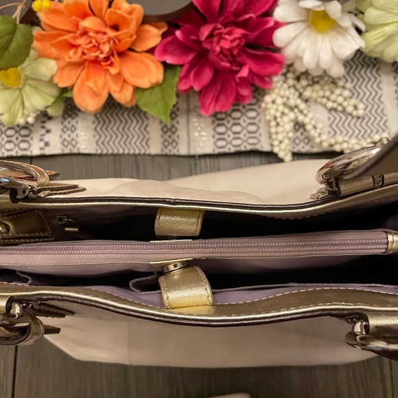 White Leather Coach Tote w/matching Wallet - Picture 5 of 11